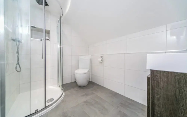 Flat 14 Helena House, 1-bed, Sleeps 3, Parking