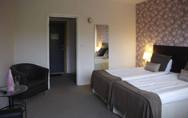 Riverside Hotel & Apartments
