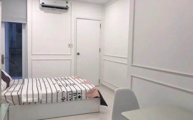 Smiley Apartment 8