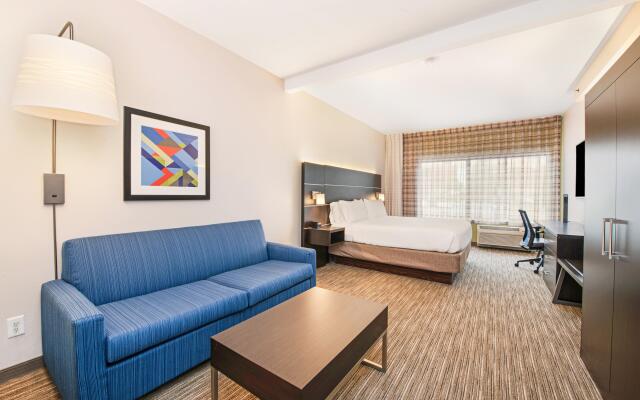Holiday Inn Express & Suites Delafield by IHG