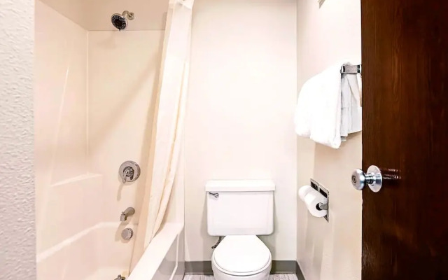 Norwood Inn & Suites Milwaukee