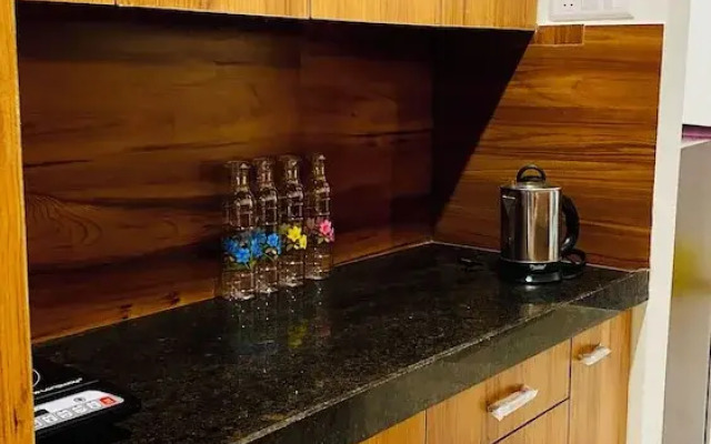 Stay 10 Parallel Apartment Hotel