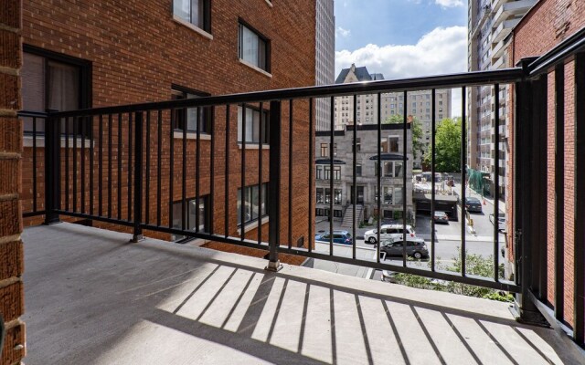 Bold Downtown Montréal Suites by Sonder