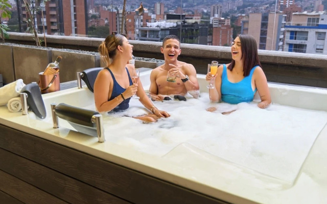 Rosa Negra Suite w/ Jacuzzi Near Stadium