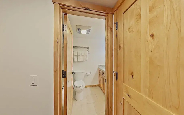 Spacious 2 Bedroom Condo with Loft! Stargazing, Quiet Neighborhood! by RedAwning