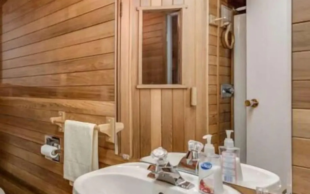 ART House Burnaby Two Bedrooms Suite