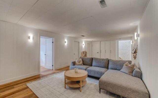 The Elm, 4 Bed Bungalow with Backyard and Firepit