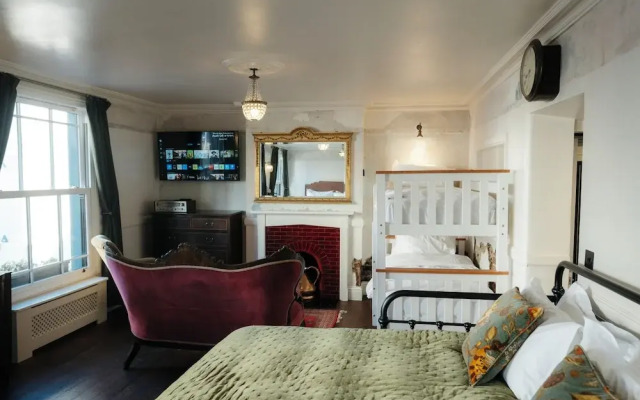 The Doghouse Inn
