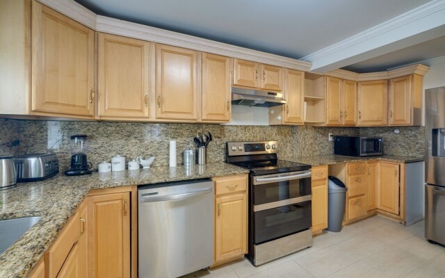 Spacious Triangle Townhome - Near Hiking & Golf!