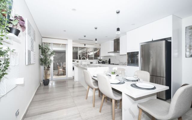 Luxury Villa Darlington - Vine