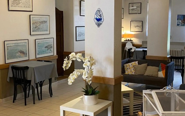 Hotel De La Porte Saint Pierre