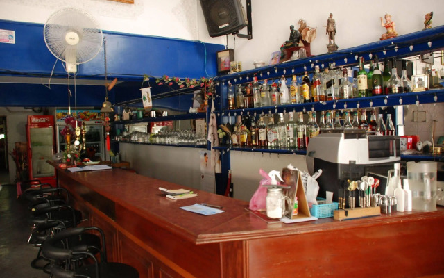 Blue Lagoon Guest House and Bar