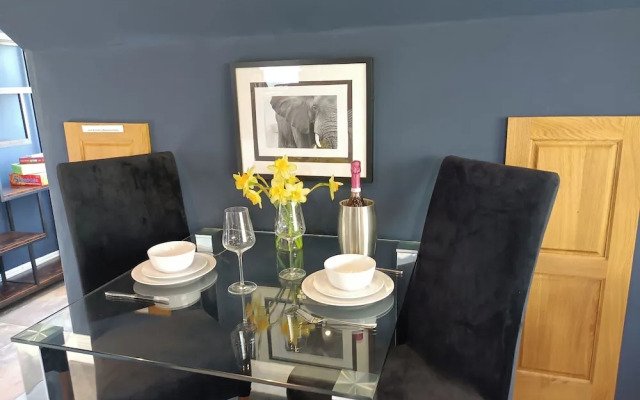 Romantic Chalet- Hot Tub- Games Room-stream-views