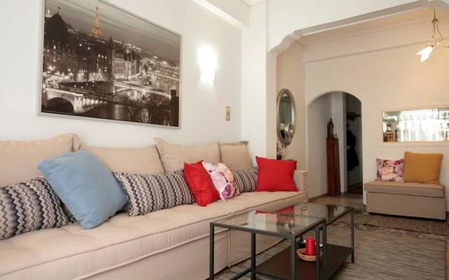 Comfy & Tasteful Central Apt • 1' to Metro Station