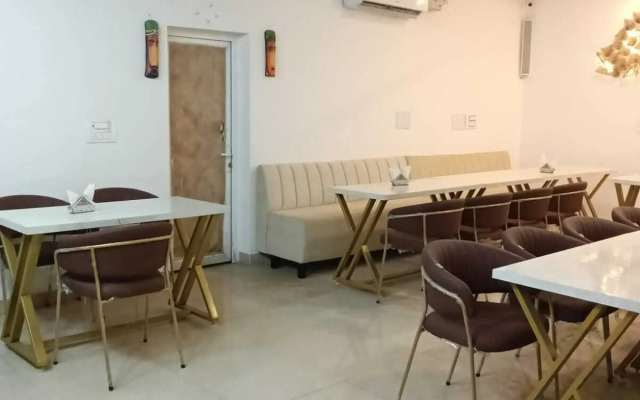 OYO 22115 Hotel D Plaza