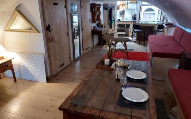 Studio atypique rue de Turin (ancienne étable de village)