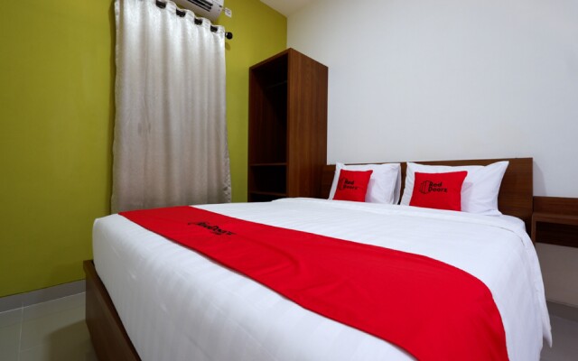 RedDoorz Plus near Paragon Mall Semarang