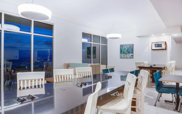 Holiday Inn Express & Suites Panama City Beach - Beachfront by IHG