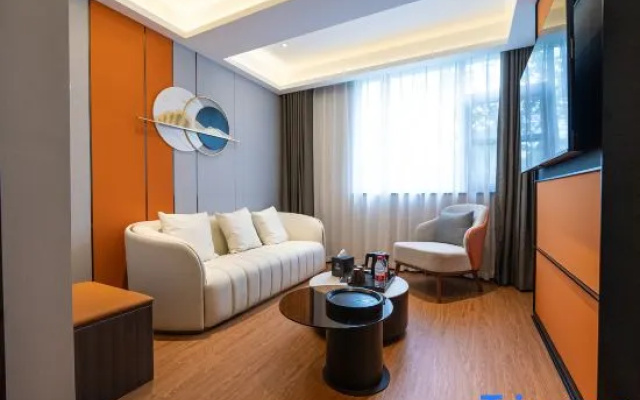 Mayflower Hot Spring Hotel (Xinmi Qingping Square)