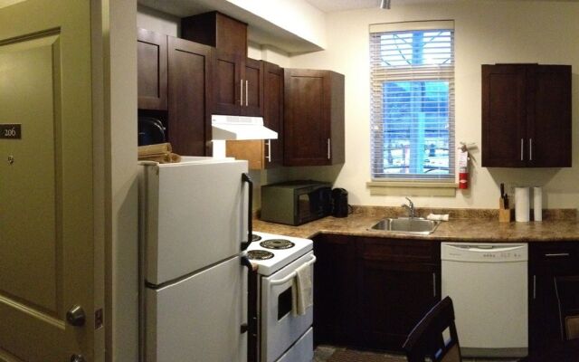 Pemberton Gateway Village Suites Hotel