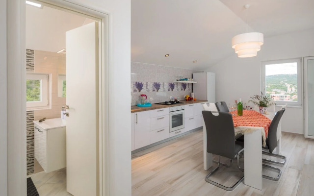 A8 - Modern apt With Terrace, 3 min Walk to Beach