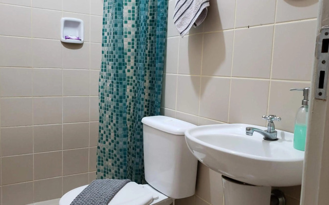 Descanse na rede da varanda sob as árvores.