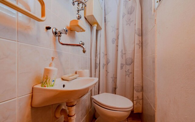 Stunning Home in Zavalatica With Wifi and 4 Bedrooms