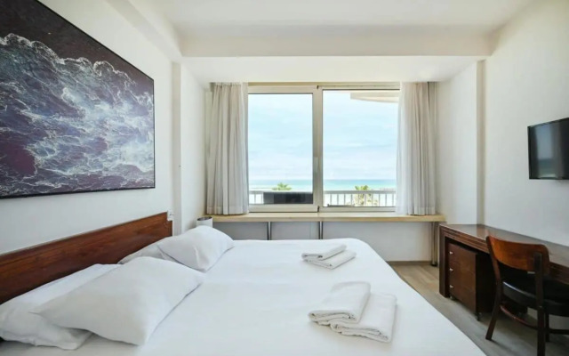 Beach Front 2BR in Sea Hotel by HolyGuest
