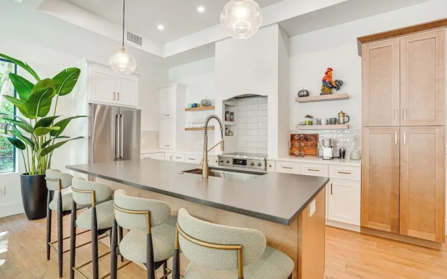 3,200-sq-ft Hideaway 5 Mi to Downtown Sarasota!