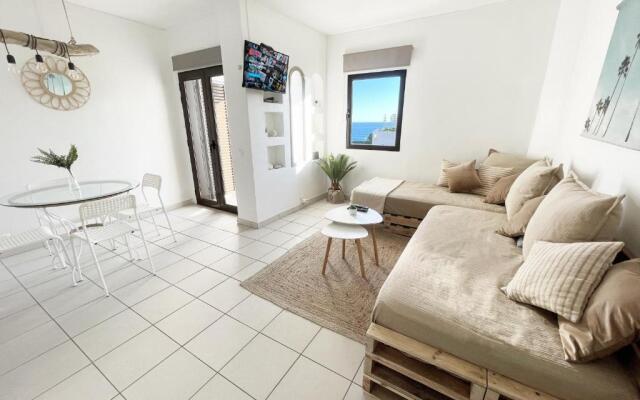 Beachfront Oura - 100m Beach, Seaview, Garage, 300m Strip