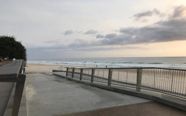 Bright 2 Bedroom Apartment in the Heart of Surfer's Paradise