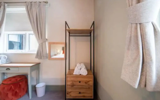 Host Stay Woodroffe Arms Hope Twin Room 2