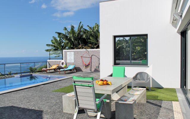 Modern, tranquil, A/C, heated pool. A balcony over the ocean! | Grayci’s House
