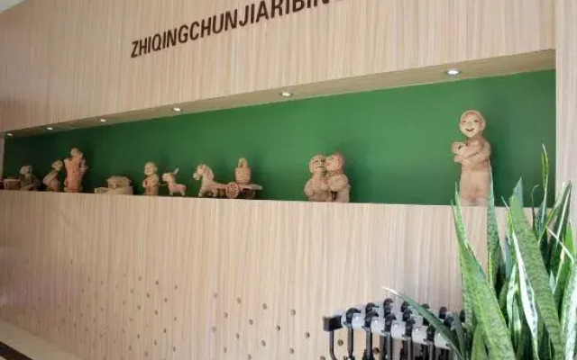 Daqing Zhichingchun Holiday Hotel (Baicheng Railway Station)
