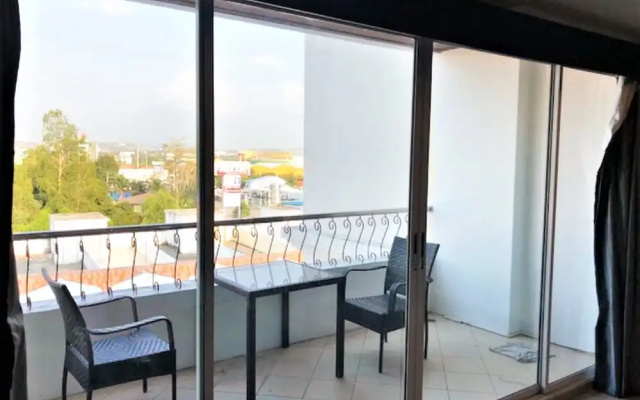 Platinum Suites, Thepprasit Road - Large top Floor Studio