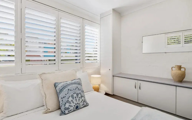 Quaint 2-bed Beach Abode With Ocean Views