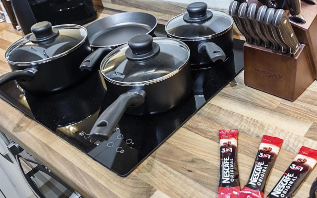 Incredible Light Filled Studio Apartment + Free Parking Sleeps 4