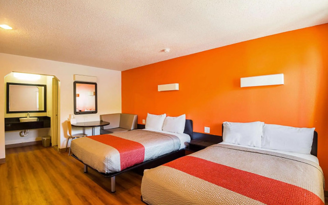 Motel 6-Blue Springs, MO