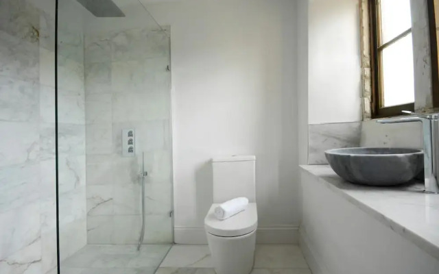 Beautiful 7 bedroom house hottub wifi