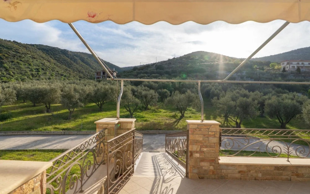 Paul's American Mansion- Volos suburb