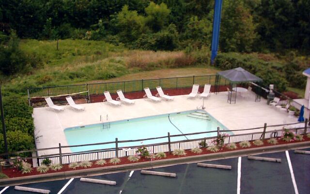 Holiday Inn Express & Suites Greensboro-(I-40 Wendover) by IHG