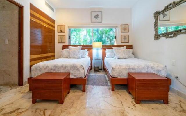 Beachside Retreat - Mujeres Bailando