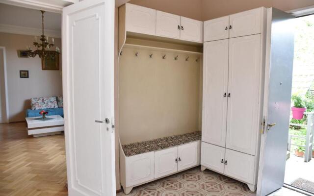 3 BD App with cozy Garden