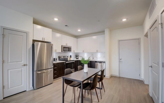 FRONTDESK Main & Clay Apts Butcḣertown Louisville