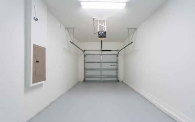 Champions Gate Luxury ! 6 Bedroom Home by RedAwning