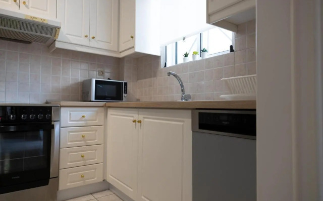 Spacious apartment close to the sea and the city center