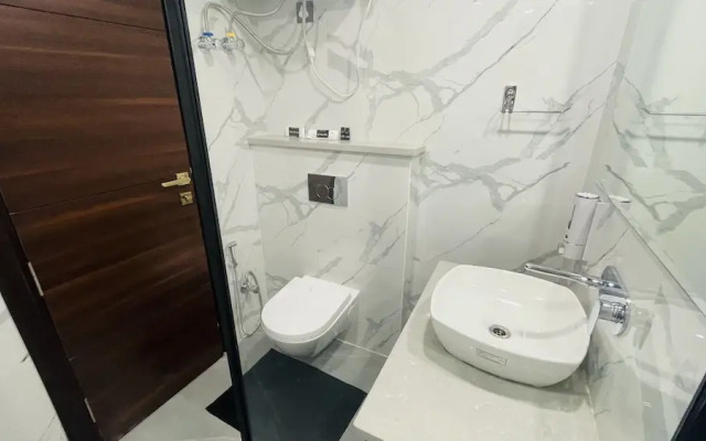 Saltstayz Select - Golf Course Road & Sector 57
