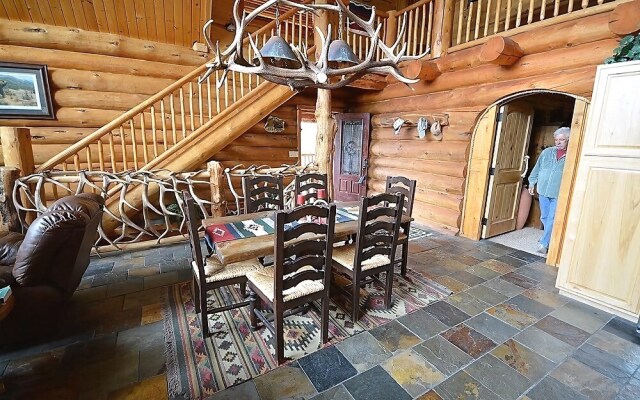 High Lonesome - Three Bedroom Cabin