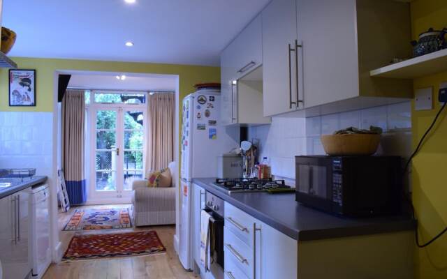Spacious 1 Bedroom Apartment With Garden