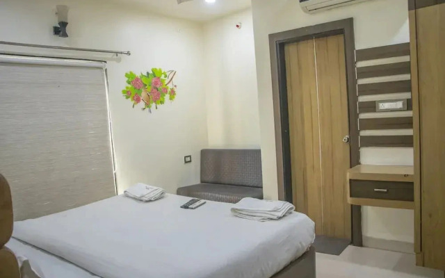 OYO 6883 Hotel Galaxy Star